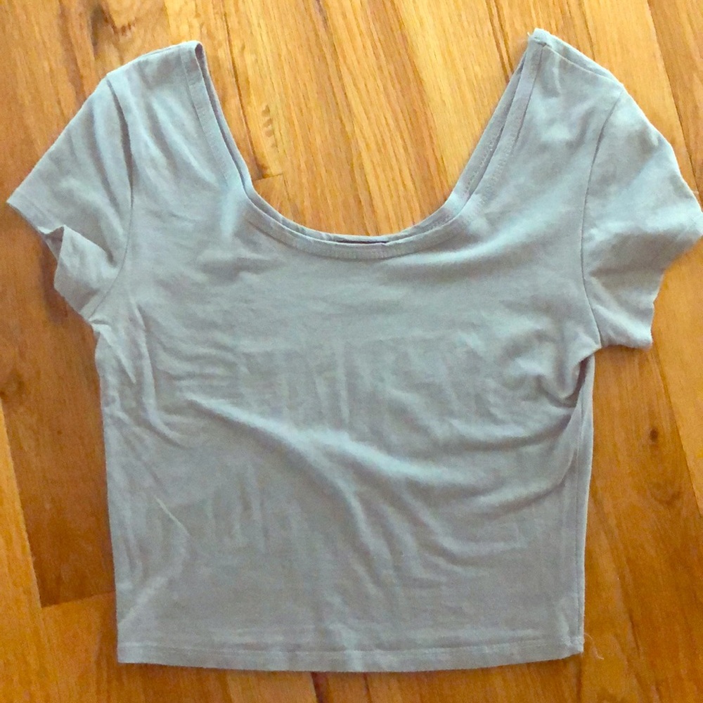 gray shortsleeved crop top